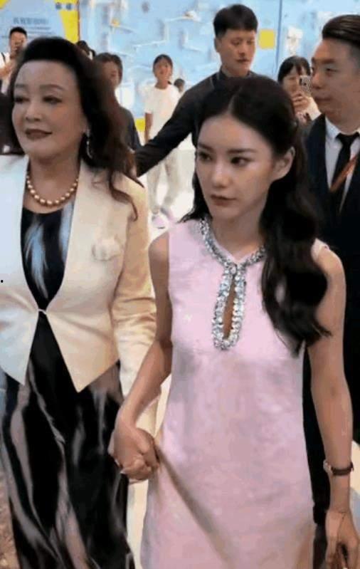 张兰爆料派对视频大全集,一场奢华与争议的狂欢盛宴  第3张