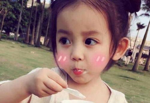 河南网红小女孩吃瓜视频,萌态可掬引网友热议